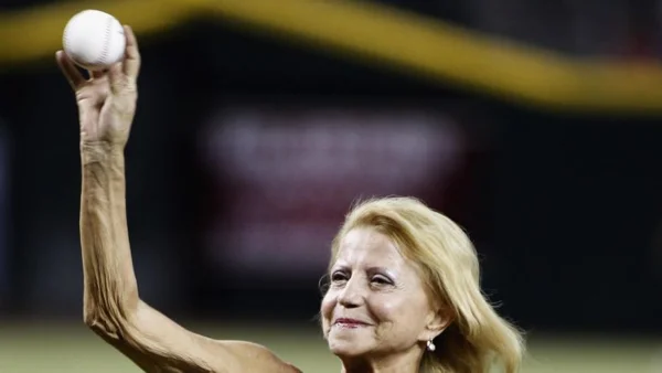2013 г. Ольга Корбут производит символический бросок перед матчем MLB
