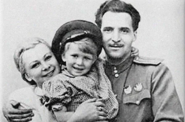 Валентина Серова с сыном и вторым мужем – Константином Симиновым
