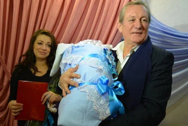 Сергей Челобанов с Евгенией Гранде и новорожденным сыном