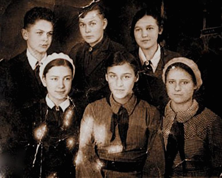 Ноябрина Мордюкова со своими братьями и сестрами