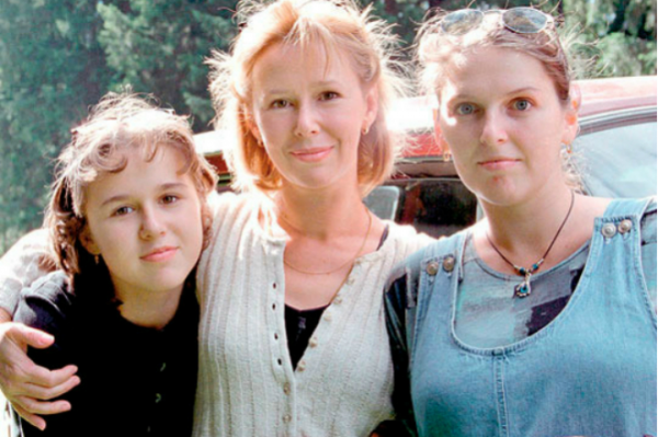 Евгения Симонова с дочерями Машей (слева) и Зоей