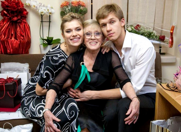 Алиса Фрейндлих с внуками Анной и Никитой