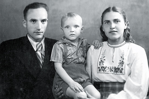 Саша Кайдановский в детстве с родителями