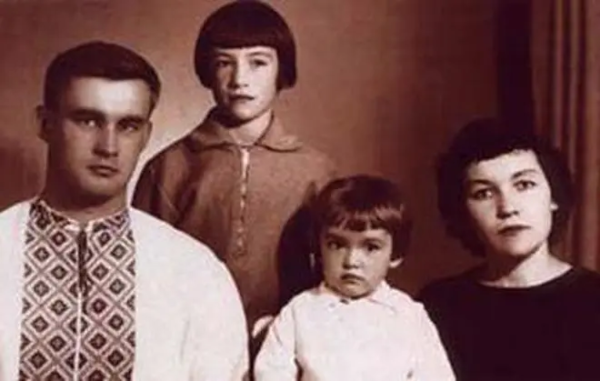 Семья Подгорных, в центре — Аня