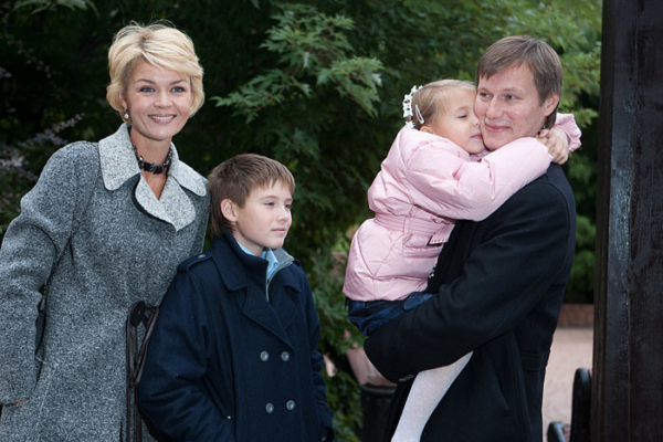 Юлия Меньшова и Игорь Гордин с сыном Андреем и дочерью Таисией