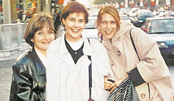Татьяна Догилева (в центре) и Елена Майорова в Париже. Фото sobesednik.ru