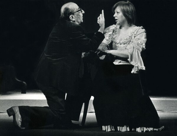 Светлана Крючкова и Георгий Товстоногов на репетиции спектакля «На всякого мудреца довольно простоты». 1985 г.