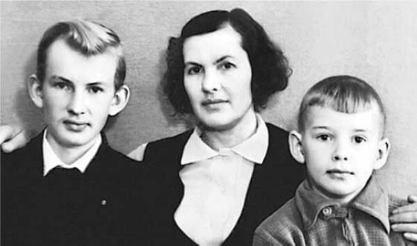 Саша Абдулов (справа) с мамой и братом Володей