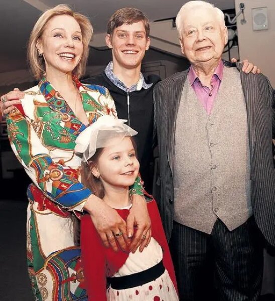 Олег Табаков и Марина Зудинa с детьми Пашей и Машей