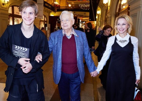 Олег Табаков с сыном Павлом и женой Мариной Зудиной