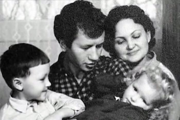 Леонид Быков с семьей