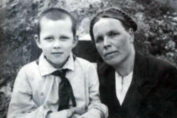 Валера Золотухин с матерью