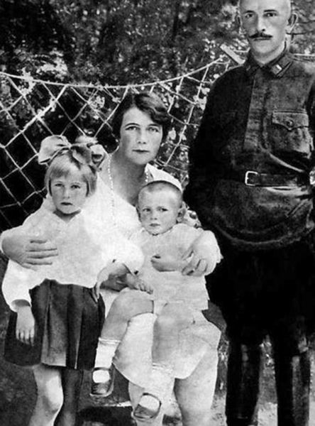 Сергей Петрович и Татьяна Ермиловна Вельяминовы с дочерью Ирой и сыном Петей