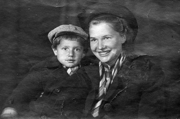 Саша Пороховщиков в детстве с матерью