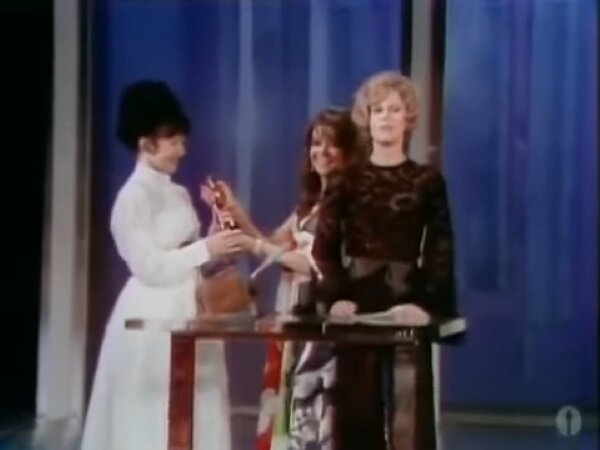 Людмила Савельева получает "Оскара" из рук Натали Вуд, победителя объявила Джейн Фонда. Лос-Анджелес 1969 г.