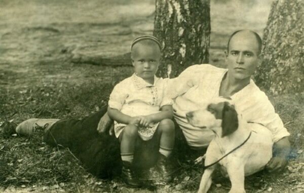 Олег Борисов в детстве с отцом