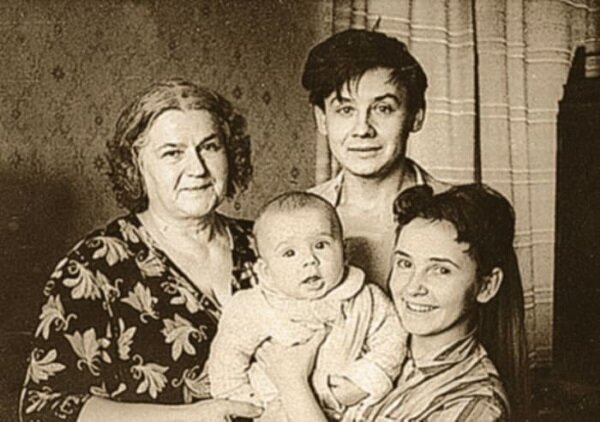 Олег Табаков с матерью, женой Людмилой и сыном Антоном